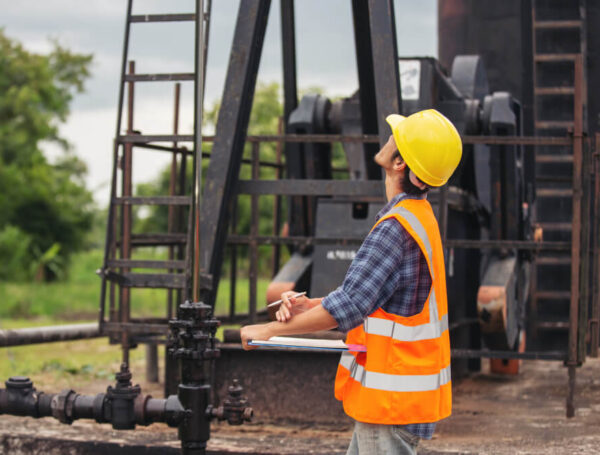 Oil, Gas & Water Pipeline Construction in Abu Dhabi: Materials, Standards & Timelines Explained